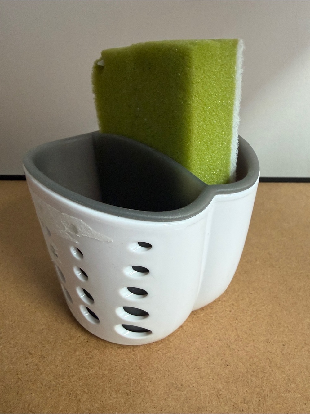Universal Sink Sponge Caddy in White and Gray with Green Sponge